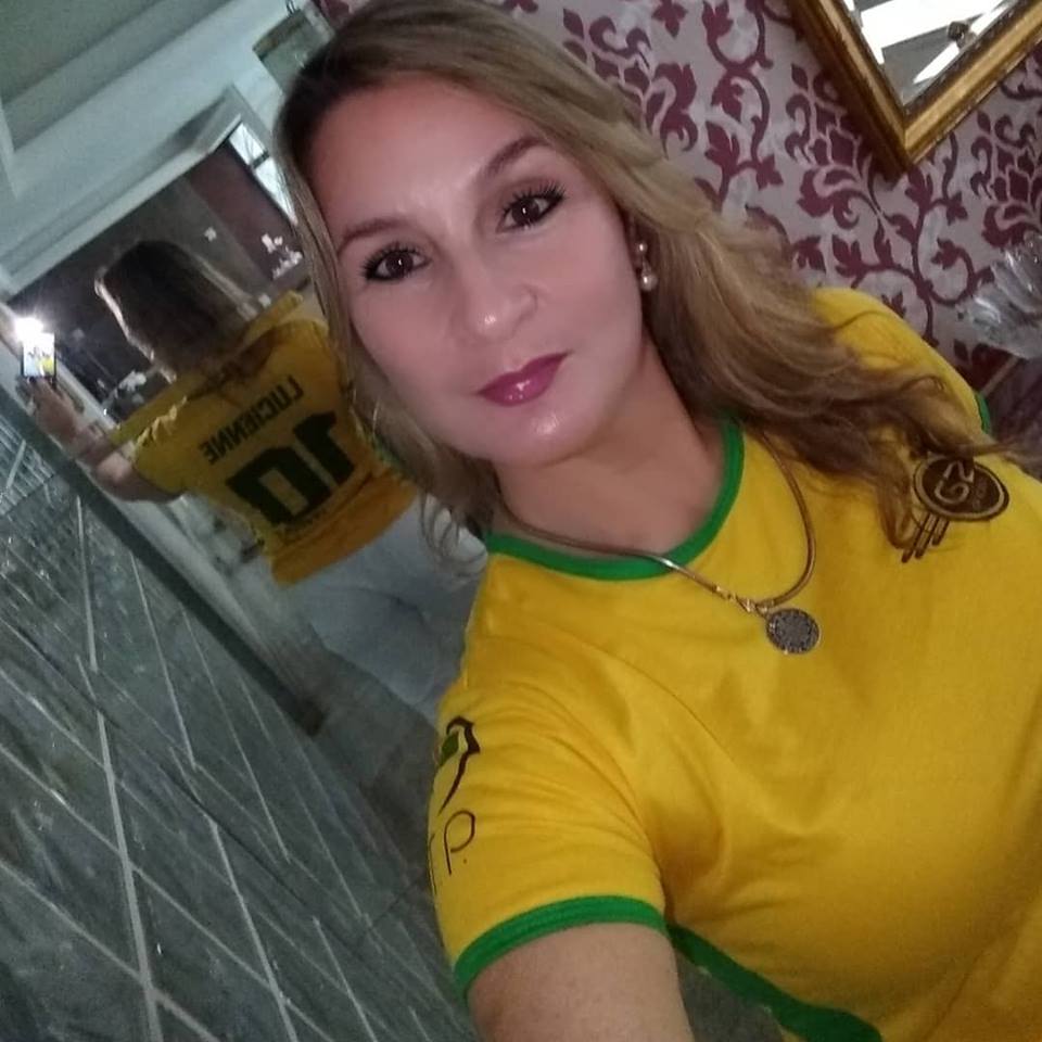 A designer, Lucienne Fernandes Barreto Musiello não conseguiu votar porque já haviam votado no lugar dela (Foto: Acervo Pessoal/Facebook)