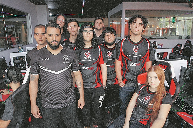 O Espírito Santo já conta com algumas equipes de E-Sports. Na foto estão alguns dos atletas que representam três times. (Foto: Rodrigo Gavini/AT)