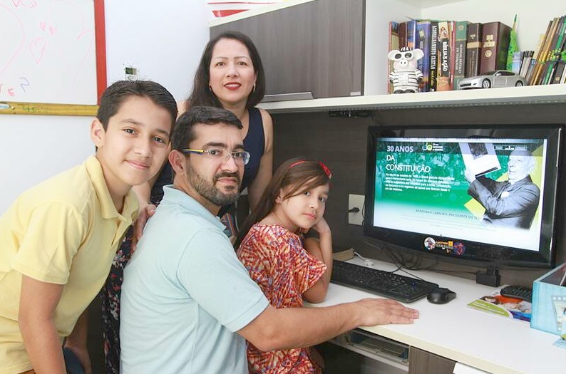 (O casal de empresários Halen Martins, 40, e Djenani da Silva Martins Santos, 42, conversa abertamente com os filhos João Gabriel, 11, e Maria Eduarda, 7, sobre política - Foto: Dayana Souza/AT)