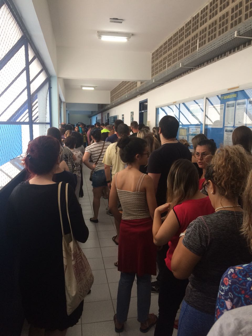 Fila na Escola Darwin em Jardim da Penha, Vitória (Foto: Mayra Scarpi)