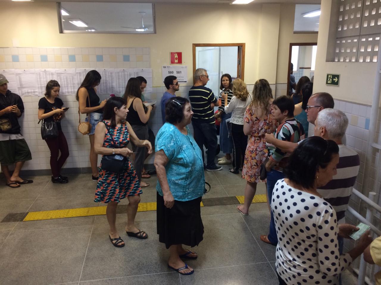 Fila na Escola Municipal Álvaro de Castro Mattos em Jardim da Penha, Vitória (Foto: Leone Iglesias)