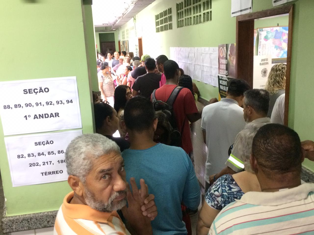 Fila na Escola Estadual Rômulo Castelo, em Carapina Grande, Serra (Foto: Leone Iglesias)
