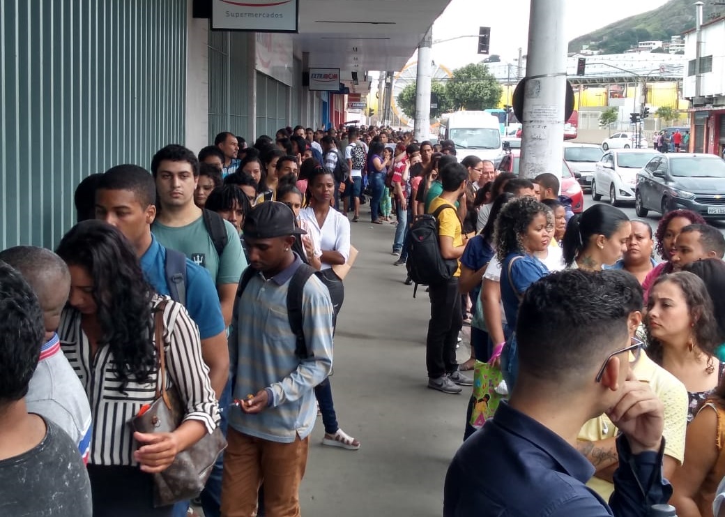 Candidatos em busca de emprego em supermercado. (Foto: Fábio Nunes/AT)