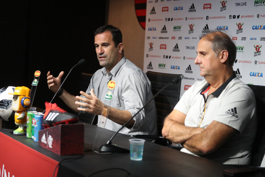 Lomba e Noval convocaram coletiva, mas nada explicaram (Foto: Gilvan de Souza/Flamengo)