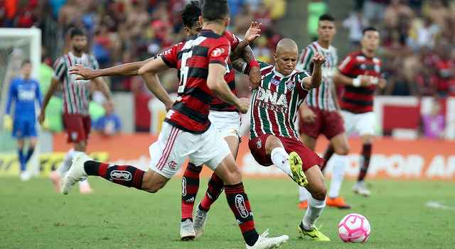 Marcos Junior maltrata a bola (Foto: Lucas Merçon/Fluminense)