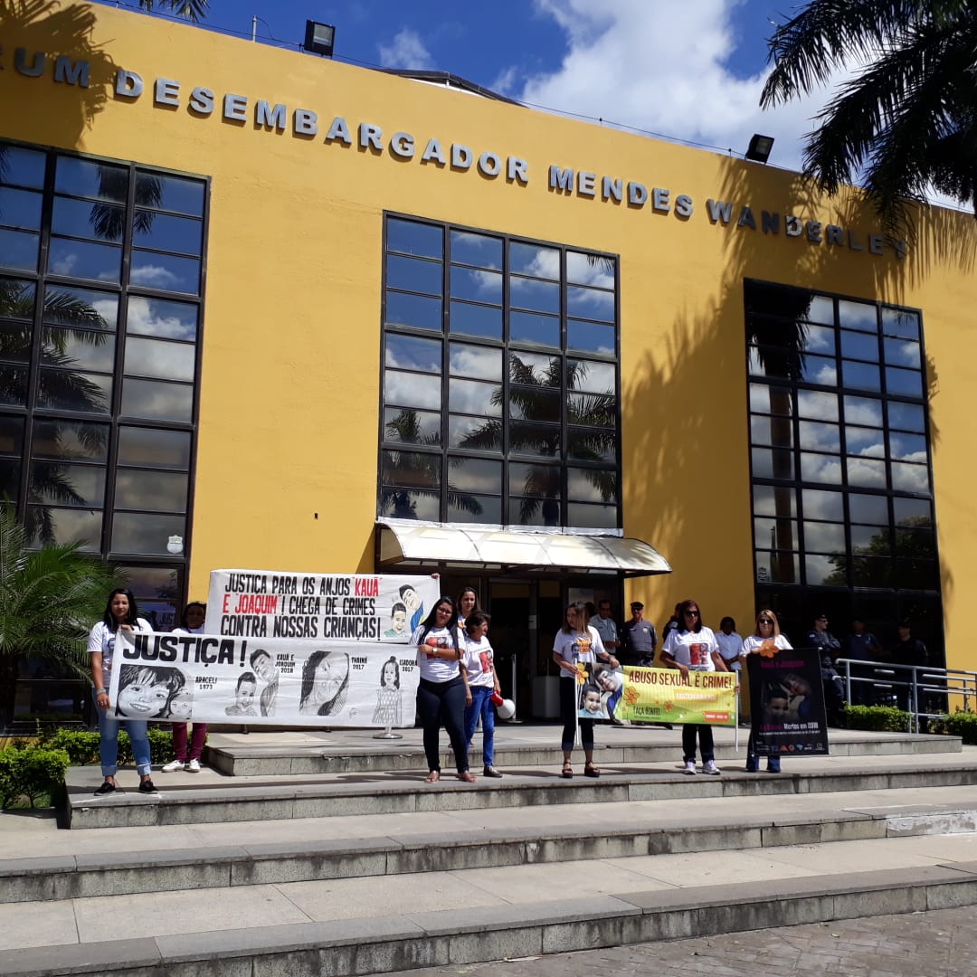 Familiares e amigos de Kauã pedem por justiça em frente ao fórum. (Foto: Wilton Junior)