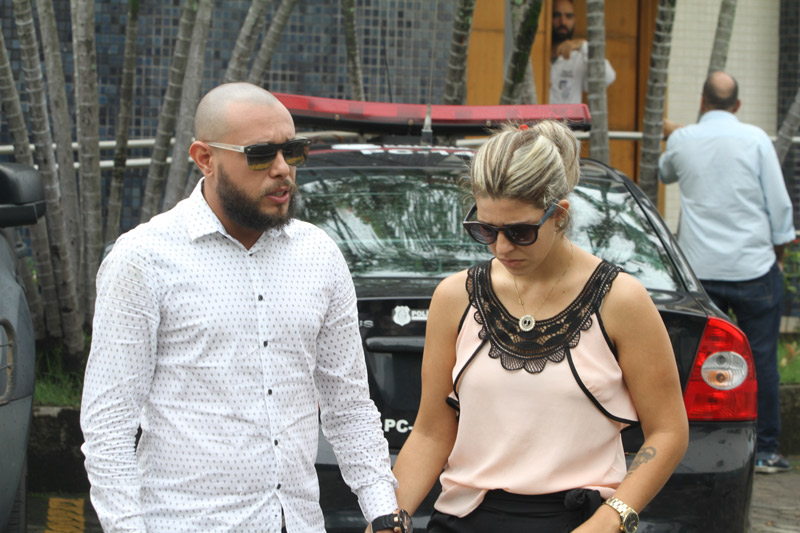 O casal de pastores Georgeval Alves e Juliana Sales, no DML de Vitória (Foto: Rodrigo Gavini / AT - 24/04/2018)