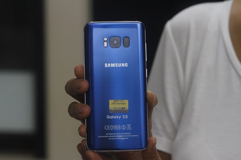 Celular pirata com falso selo da Anatel: risco à segurança do usuário (Foto: Thiago Coutinho/ AT/ 26/10/18)