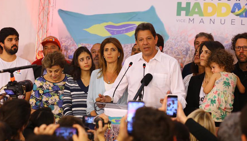 Haddad fez um pronunciamento ao lado da esposa e da vice, Manuela D'Ávila (Foto: Ricardo Stuckert / Facebook Oficial)