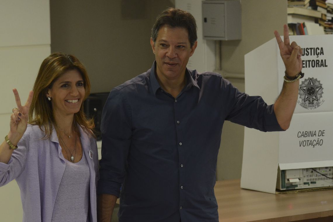Haddad vota acompanhado da mulher, Ana Estela, em São Paulo. (Foto: Rovena Rosa/Agência Brasil)