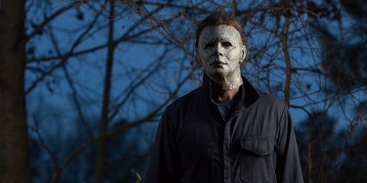 Filme que estreia nesta quinta-feira (25) traz de volta o psicopata mascarado e sanguinário Michael Myers e a atriz Jamie Lee Curtis (Foto: RYAN GREEN/UNIVERSAL)