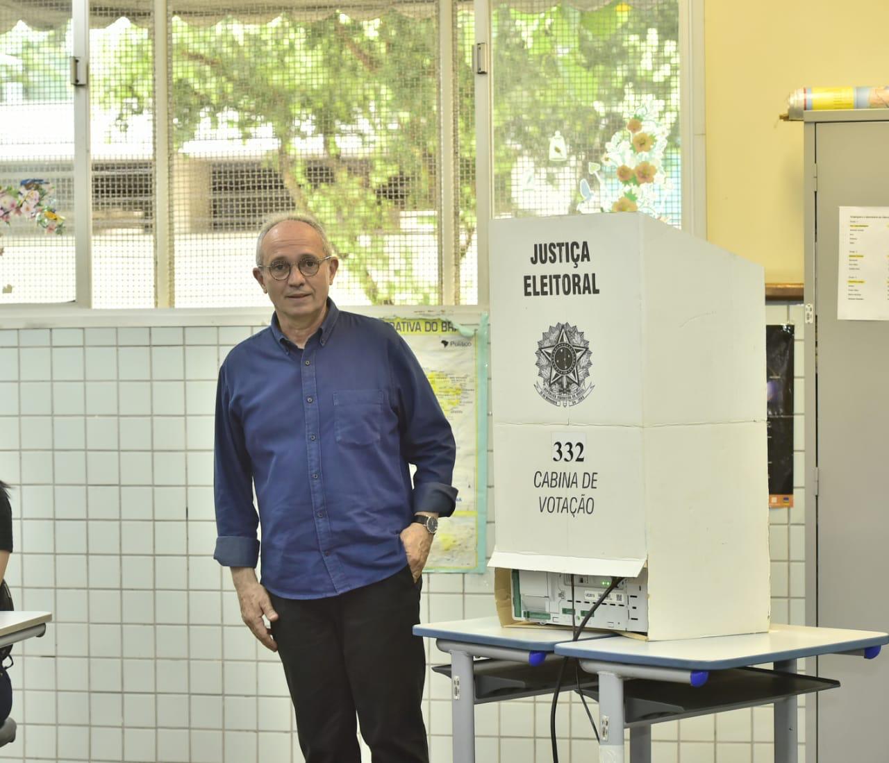 Paulo Hartung chegou ao colégio às 8h30 e não enfrentou fila. (Foto: Leonardo Duarte/Governo)