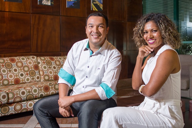 Helton Carvalho e Débora Brasil comandam o programa Na Lente. (Foto: Divulgação)