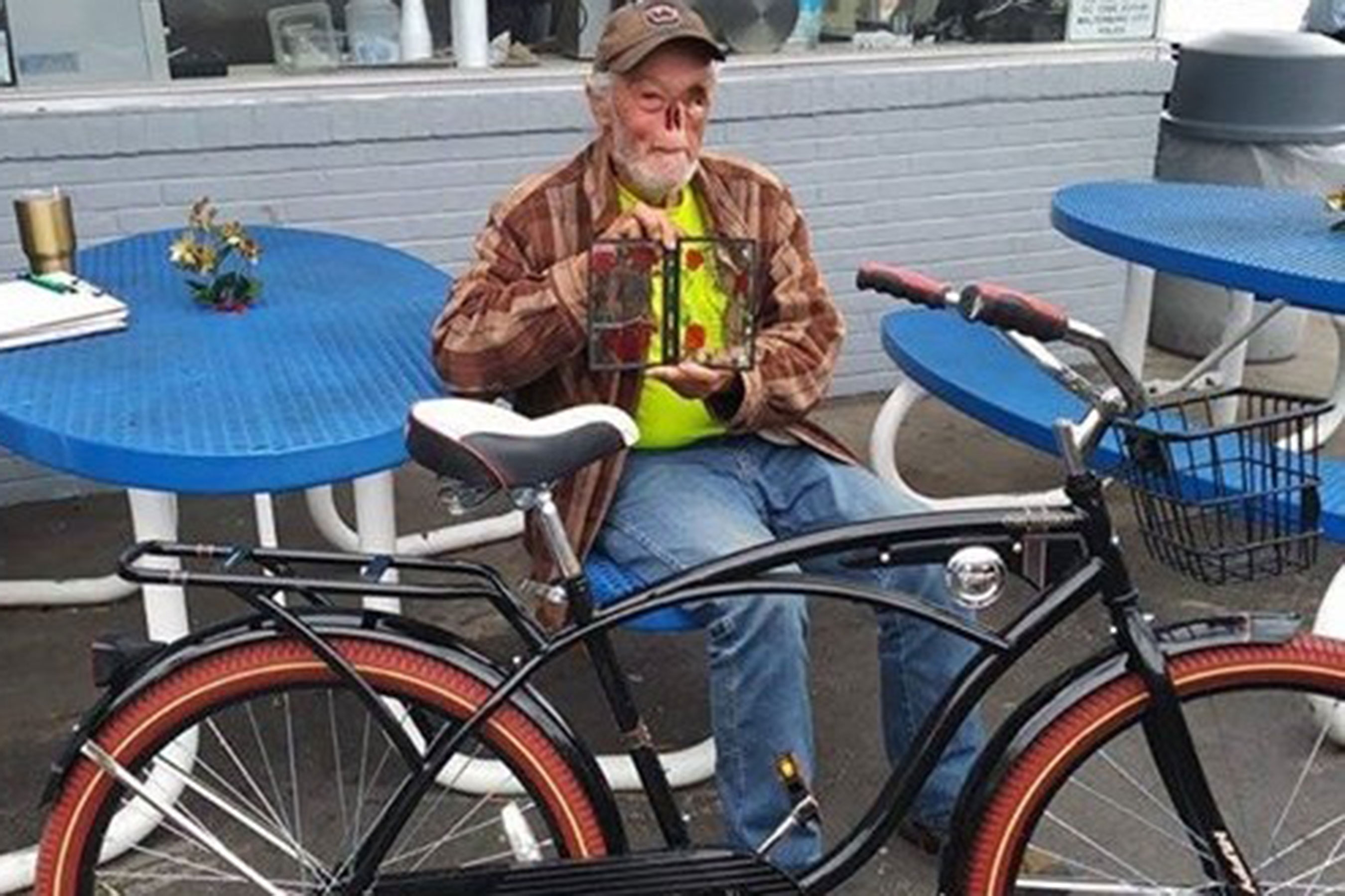 Kirby Evans, de 65 anos, foi discriminado por causa de sua aparência. (Foto: Reprodução Facebook)