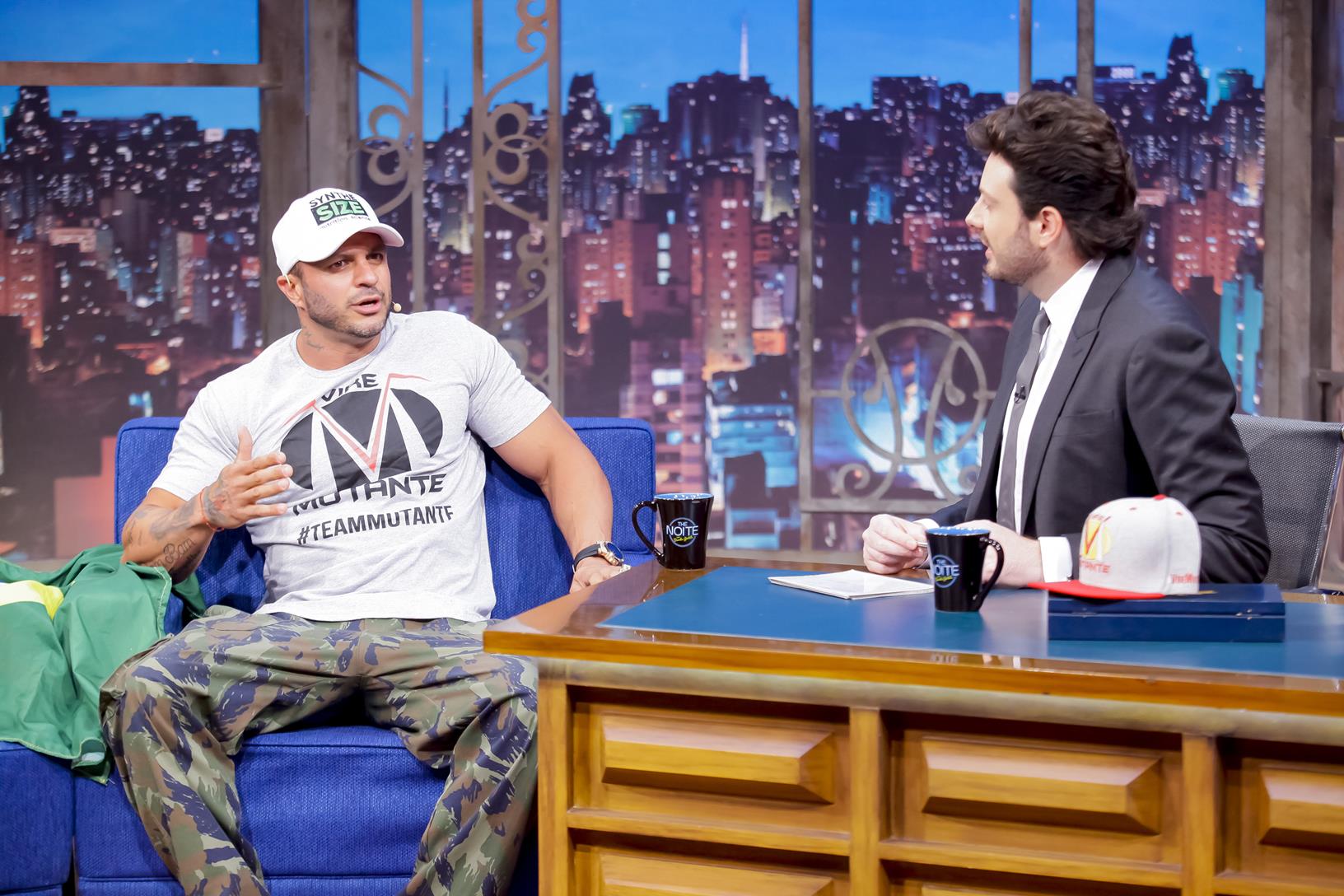 Danilo Gentili recebe Kleber Bambam no The Noite (Foto: Gabriel Cardos/SBT)
