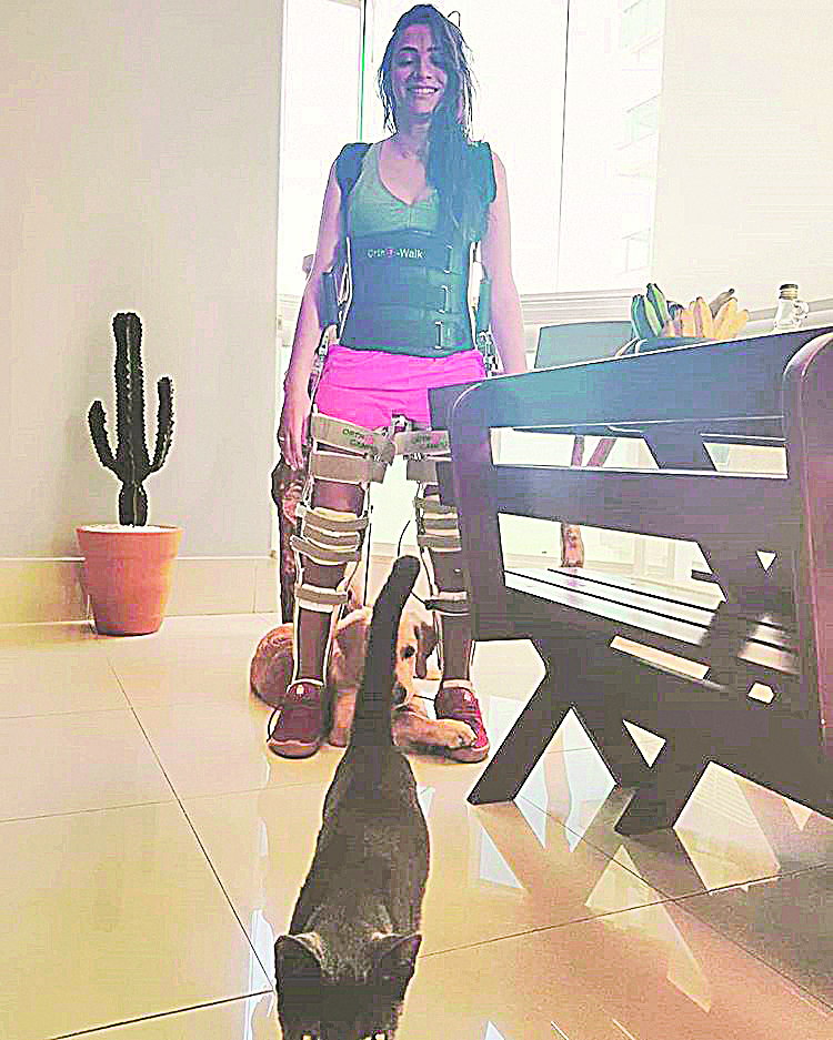 Laís fica em pé em aparelho em casa (Foto: Reprodução internet)
