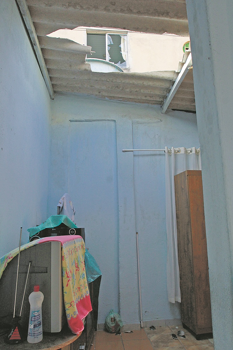 Após pai tentar pegar bebê, ambos caíram na casa de um dos vizinhos (Foto: Kadidja Fernandes/AT)
