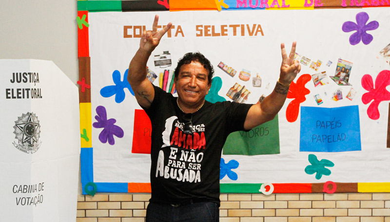 Magno Malta votou na manhã deste domingo em escola de Vila Velha (Foto: Leone Iglesias / AT)