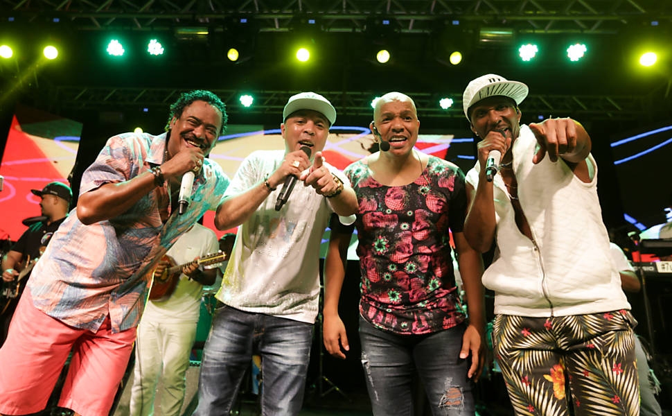 O Moletchan embala festa à fantasia com “Dança da Vassoura” e “A Nova Loira do Tchan” (Foto: Divulgação)