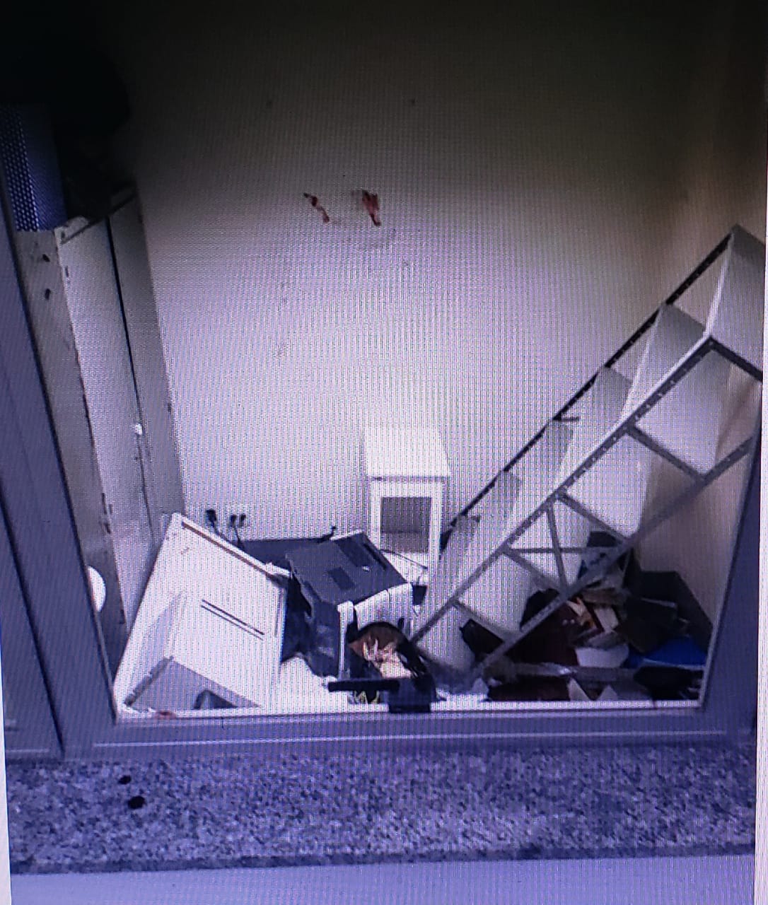 Sala do Hospital das Clínicas ficou com marcas de sangue na parede e objetos e móveis quebrados. (Foto: Reprodução)
