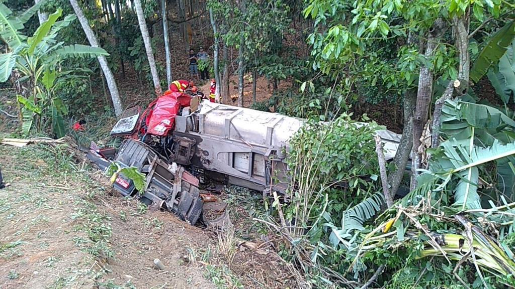 Motorista perde controle de carreta e morre na BR-101 (Foto: Rodrigo Barbosa de Souza)