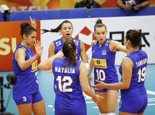 Seleção brasileira garantiu classificação para a próxima fase do Mundial feminino de vôlei ao vencer tranquilamente o Quênia. (Foto: Divulgação CBV)