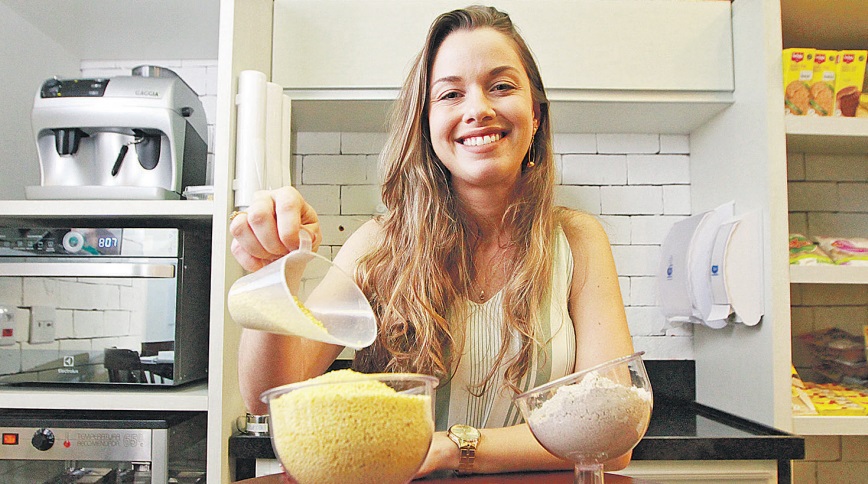 A nutricionista Ewillyn Zanol afirmou que o painço ajuda a controlar a compulsão por doces, e o sorgo, rico em fibras, auxilia na função intestinal (Foto: Rodrigo Gavini/AT)