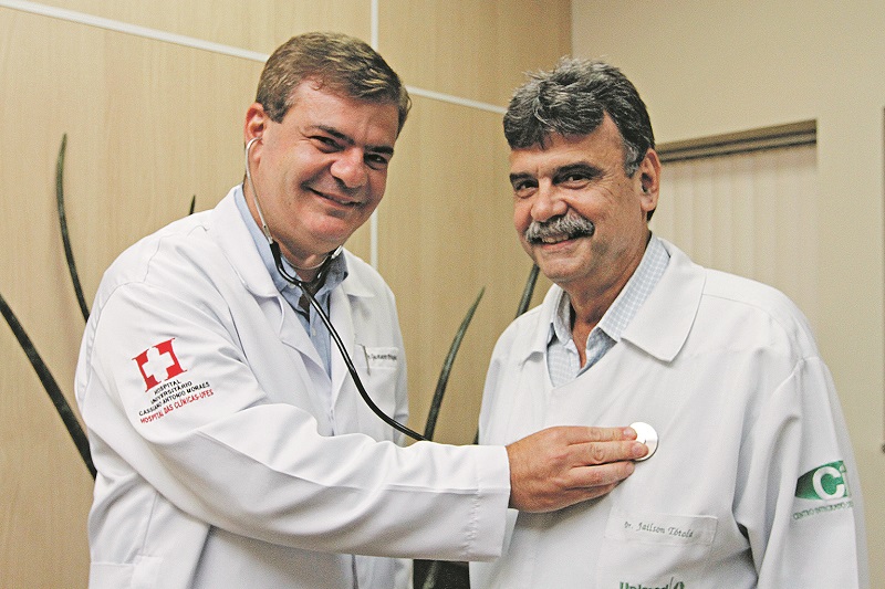O médico Gustavo Peixoto examina o colega Jailson Luiz Tótola, que precisou fazer um transplante de fígado (Foto: Rodrigo Gavini/at)