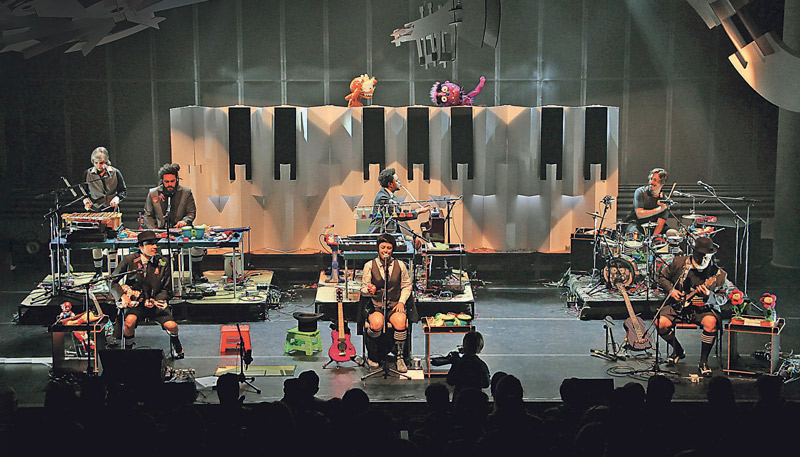 No próximo sábado, a banda mineira mostra show em que toca canções de sucessos com miniaturas e brinquedos (Foto: divulgação/Dudi Polonis)