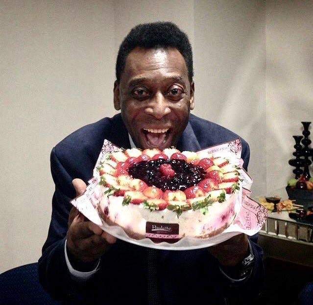 Foto de Pelé comemorando aniversário foi postada nas redes sociais dos Santos (Foto: Reprodução / Twitter Santos FC)