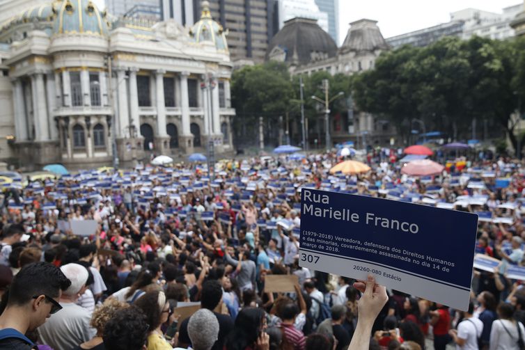 Réplicas de placas de rua com nome da Marielle Franco são distribuídas na Cinelândia (Foto: Fernando Frazão/ Agência Brasil)