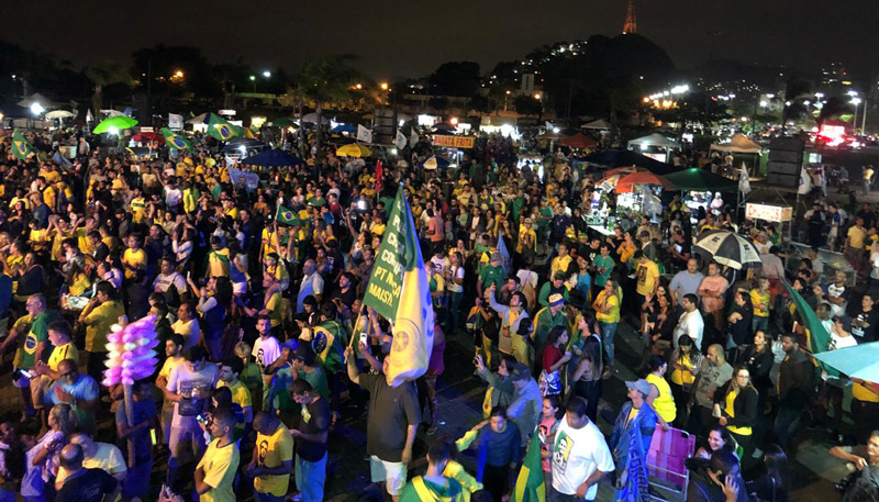 Centenas de pessoas já ocupam a Praça do Papa, em Vitória (Foto: Lucas Rezende / AT)