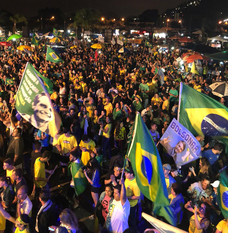 Movimentação de eleitores na Praça do Papa, em Vitória (Foto: Lucas Rezende / AT)