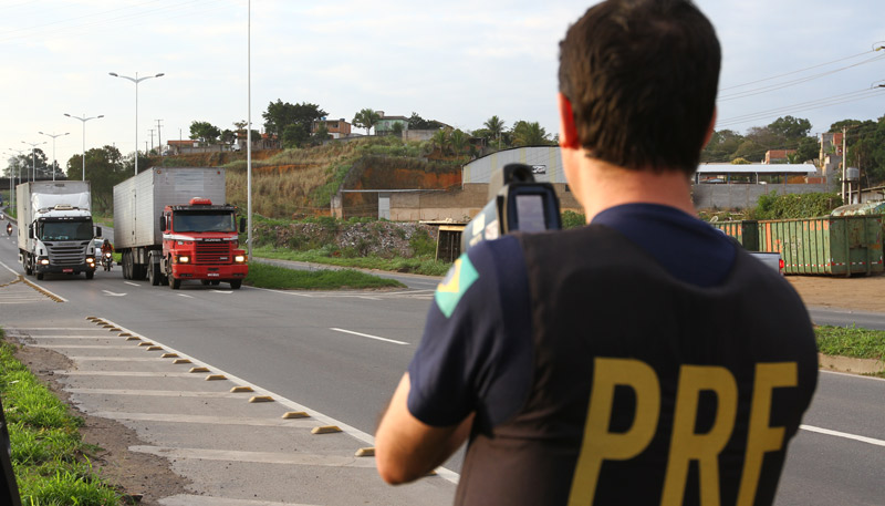Policial Rodoviário Federal em atividade de fiscalização. (Foto: Antonio Cosme/Arquivo AT)