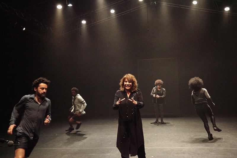 Renata Sorrah - Espetáculo “Preto” (Foto: Nana Moraes)