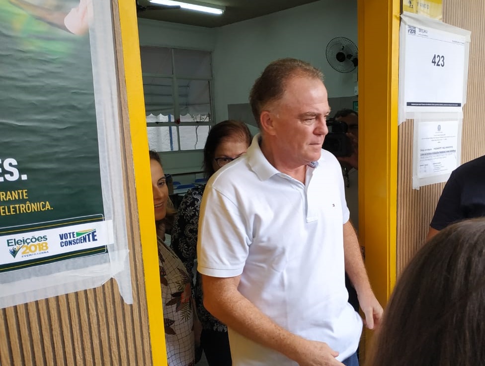 O governador eleito, Renato Casagrande, votou em Bento Ferreira, Vitória. (Foto: Henrique Montovanelli)