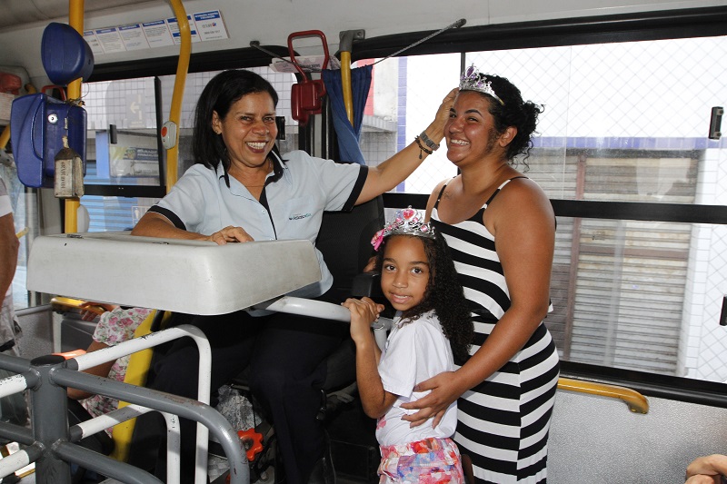Rita brinca com a depiladora Yara e a sobrinha dela, Vitória, de 7 anos (Foto: Fábio Nunes/AT)