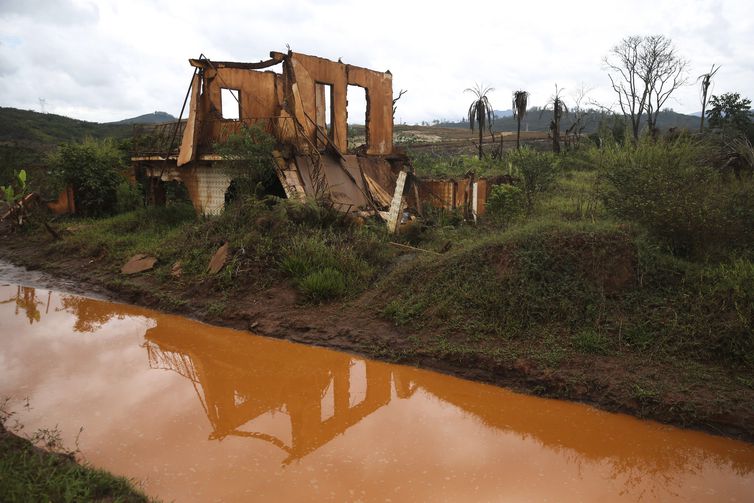 O distrito de Bento Rodrigues, dois anos após o rompimento da barragem (Foto: José Cruz/Arquivo/Agência Brasil)