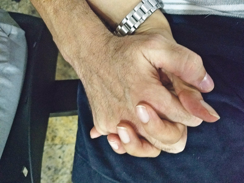 Casal esteve na delegacia para registar ocorrência e recuperar material roubado na residência, na tarde de domingo (Foto: Tais de Hollanda / AT)