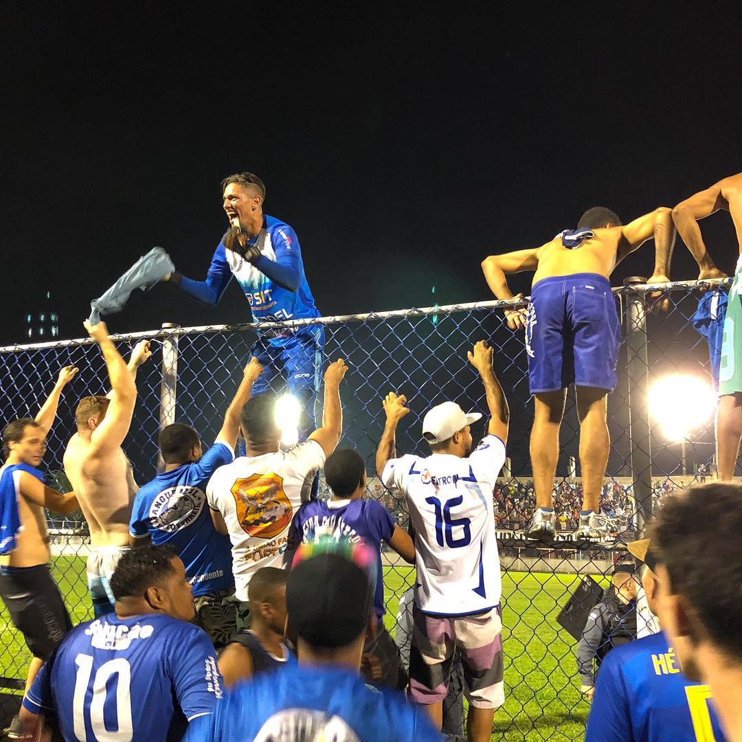 Goleiro Harrison vai pra galera com a classificação do Vitória (Foto: Erick Alencar)