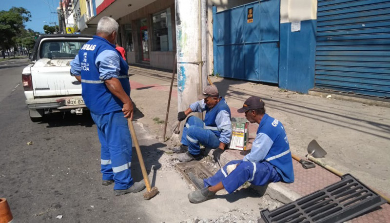 Equipe instala uma nova tampa de bueiro, na região de Maruípe (Foto: Divulgação / Central de Serviços - PMV)