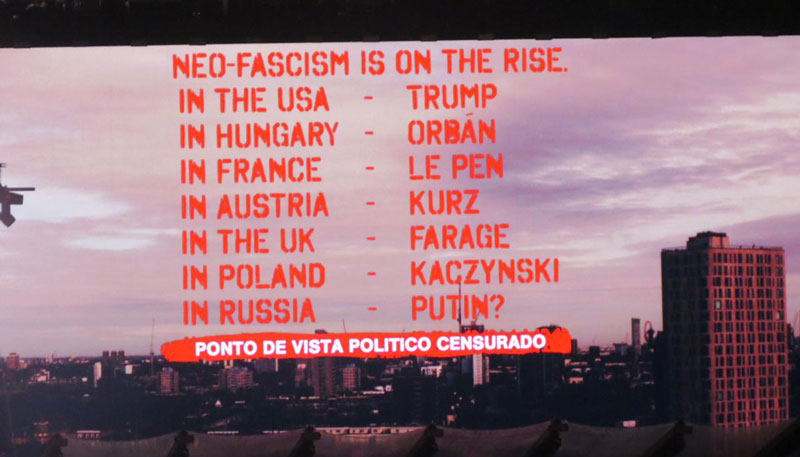 Imagem no telão apresenta o nome de