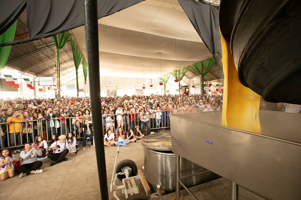 Tradicional tombo da polenta em Venda Nova do Imigrante (Foto: Vinicius Otsuki / Facebook)
