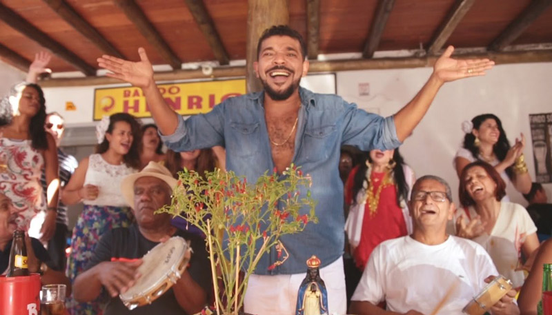 Filho de Martinho da Vila, Tonico comanda a homenagem ao pai nesta quinta-feira (Foto: Reprodução / Youtube)