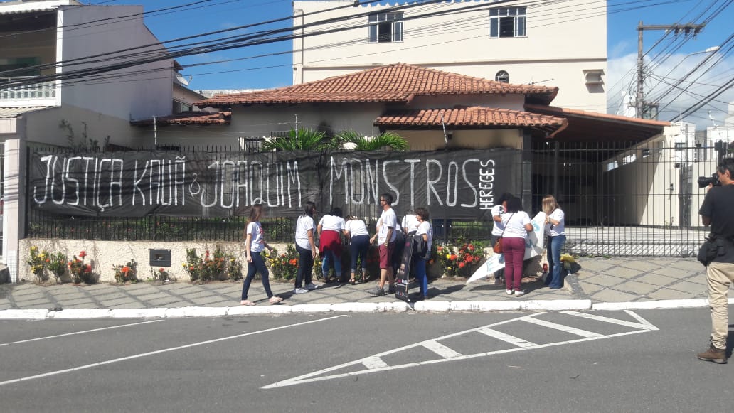 Familiares de Kauã Sales Butkovsky realizam ato em frente à casa onde o menino e o irmão foram mortos. (Foto: Eliane Proscholdt)