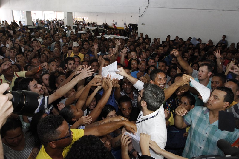 Fila para conseguir vaga de emprego em supermercado (Foto: Fábio Nunes/ AT)