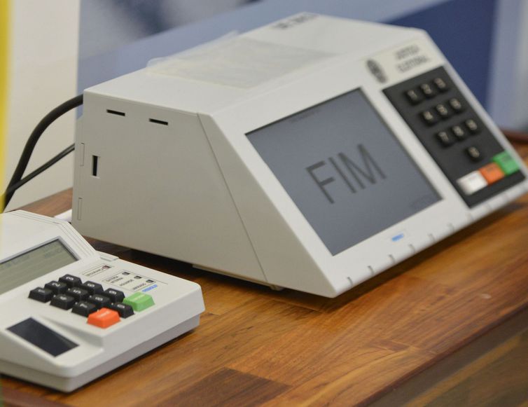 Urna eletrônica: ausência nas eleições precisa ser justificada (Foto: José Cruz/Agência Brasil)