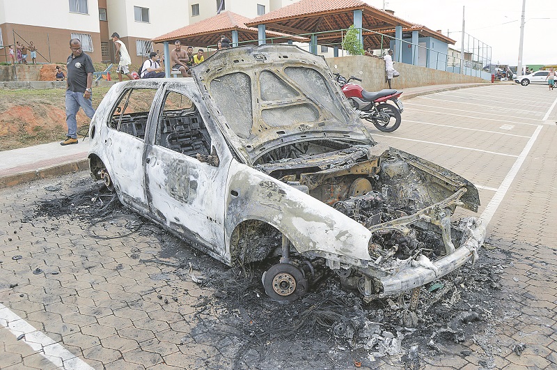 Veículo da família ficou completamente destruído após incêndio (Foto: Alessandro de Paula)