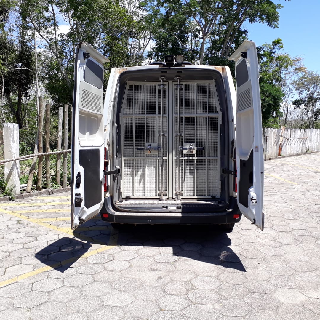 Viatura do sistema penitenciário onde Georgeval e Juliana foram transportados. (Foto: Wilton Junior)