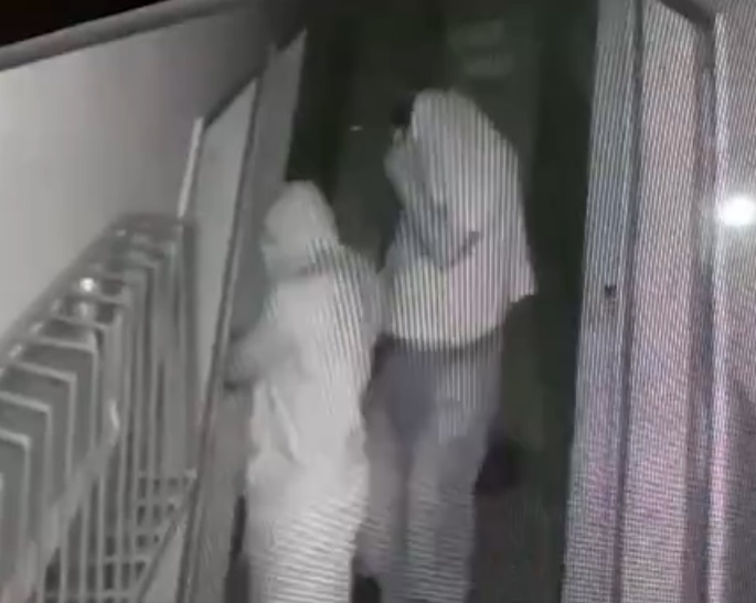 Imagens da câmera de segurança do prédio onde Lucas morava, registraram que dois homens abriram a porta do apartamento dele com chave e saíram levando uma televisão e um roteador (Foto: Reprodução)